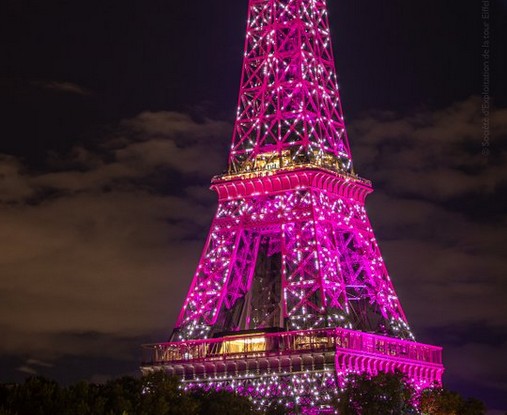 Ο πύργος του Άιφελ με ροζ φωτισμό