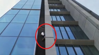 Ο Γάλλος ορειβάτης σκαρφαλώνει σε ουρανοξύστη στην Βαρσοβία