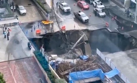 Τεράστια τρύπα σε δρόμο της Μπαγκογκ