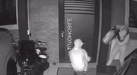 Δύο νεαροί προσπαθούν να κλέψουν πολυτελή αυτοκίνητα