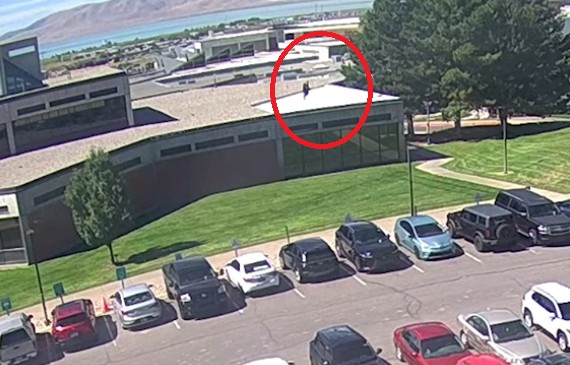 Ο δολοφόνος του Κερκ το σκάει μετά τους πυροβολισμούς