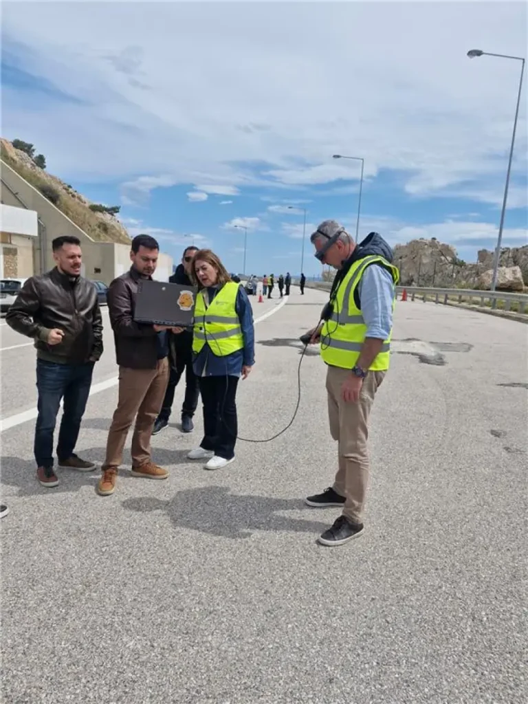 Ολύμπια Οδός. Ρομπότ ΑΙ επισκευάζει τον δρόμο