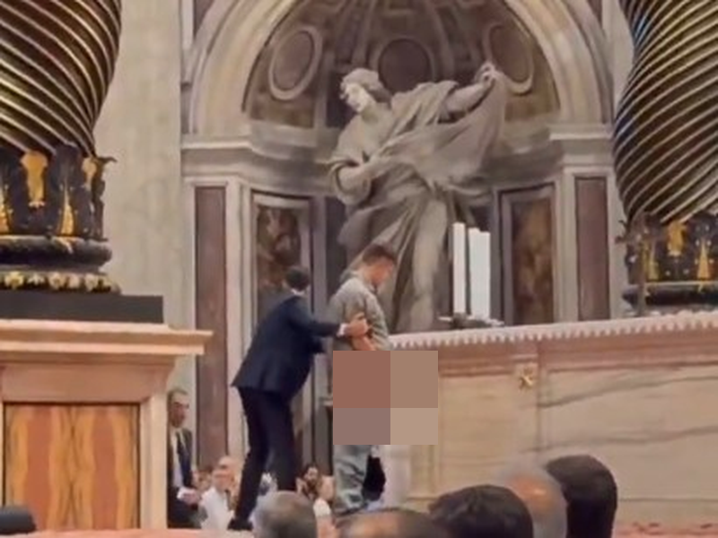 Βεβήλωσε μνημείου Αγίου Πέτρου Βατικανό