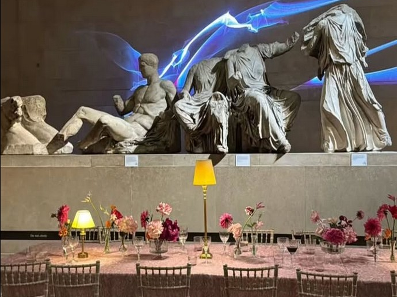 Δείπνο με φόντο τα γλυπτά του Παρθενώνα