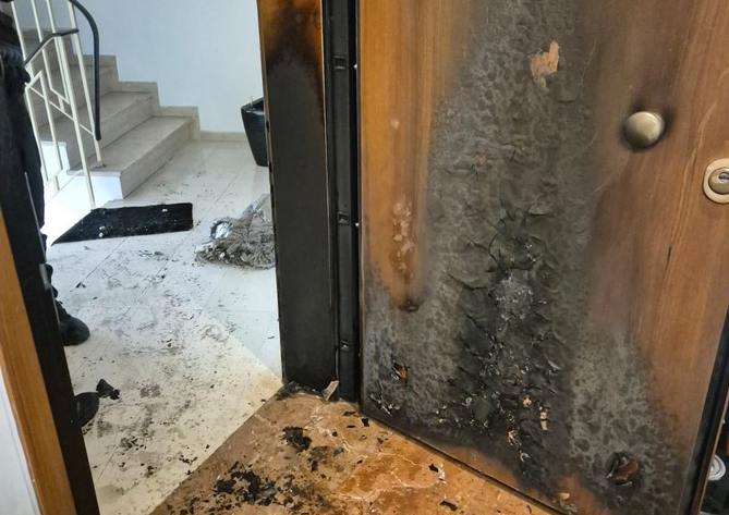 Εμπρησμός στο πολιτικό γραφείο του Χάρη Θεοχάρη