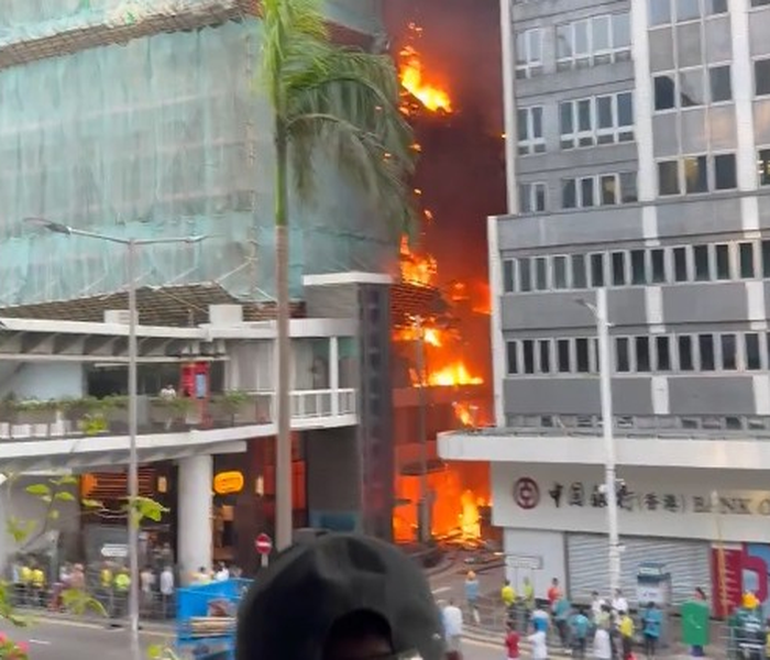 Φωτιά σε κτίριο στο κέντρο του Χονγκ Κονγκ