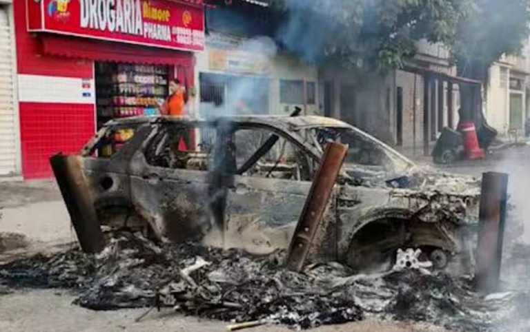 Καμμένο αυτοκίνητο στο Ρίο Βραζιλία