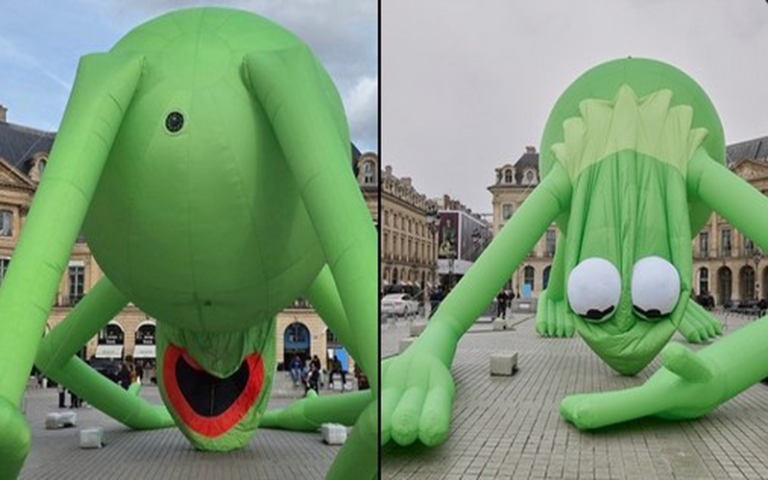 Φουσκωτός Κέρμιτ σε πλατεία του Παρισιού