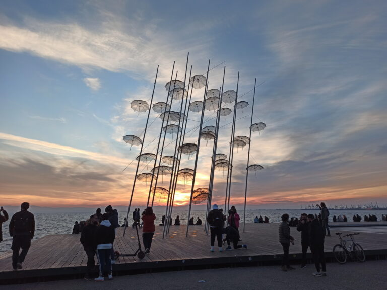 Θεσσαλονίκη: Νεα Παραλία Ομπρελες