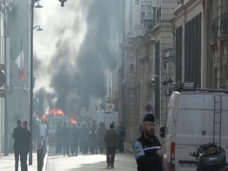 Φωτιά σε βαν στο Παρίσι