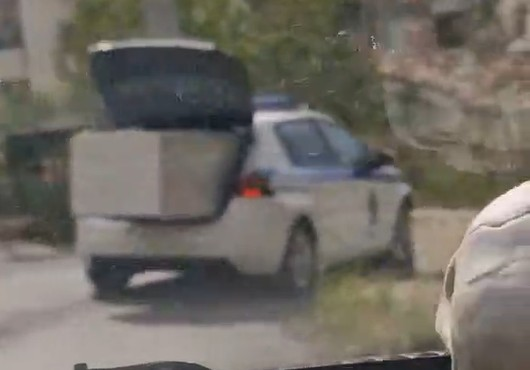 Περιπολικό της ΕΛΑΣ μεταφέρει ψυγείο