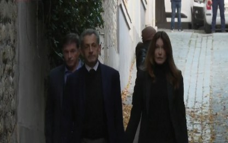 Ο Σαρκοζί οδηγείται στη φυλακή