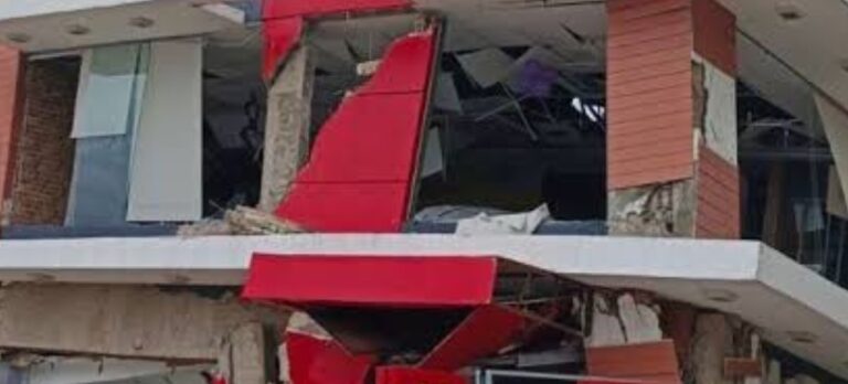 Κατεστραμμένο κτήριο μετά από σεισμό