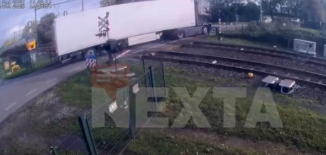 Σύγκρουση τρένου με φορτηγό στην Ολλανδία