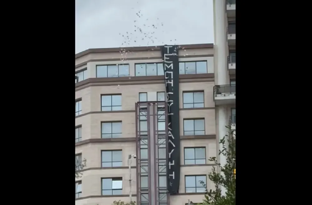 Θεσσαλονίκη Ανάρτηση πανό για τα Τέμπη από τον Ρουβίκονα