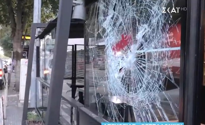 Σπασμένη τζαμαρία στα Λαδάδικα