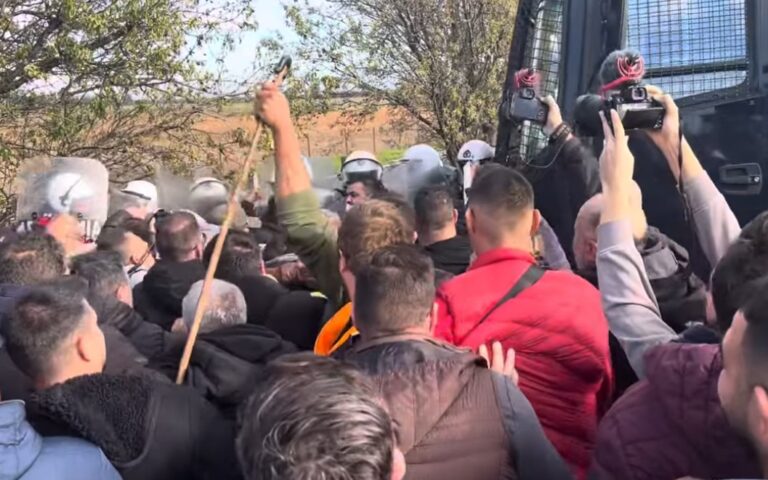 Επεισόδια μεταξύ ΜΑΤ και αγροτών στη Λάρισα