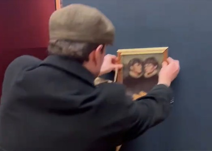 Tiktokers κρέμασαν πίνακα στο Λούβρο