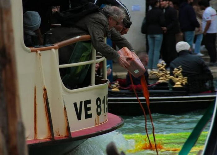Ακτιβιστές ρίχνουν μπογιά στη Βενετία