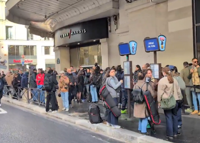 Ουρές έξω από το BHV στο Παρίσι