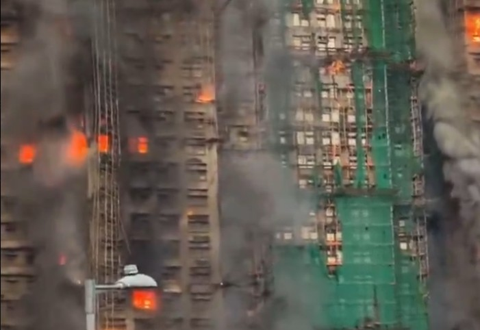 Φωτιά σε συγκρότημα διαμερισμάτων στο Χονγκ Κονγκ