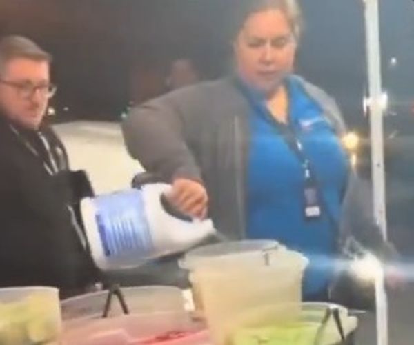 Ελεγκτής τροφίμων ρίχνει χλωρίνη