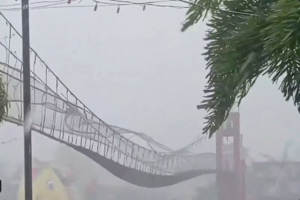 Ο τυφώνας στην Φιλιππίνες πλήττει γέφυρα