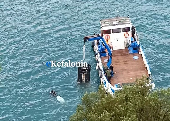 Ανάσυρση αυτοκινήτου από τη θάλασσα στην Κεφαλονιά