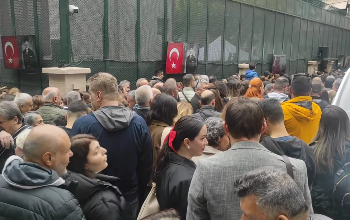 Τούρκοι έξω από την οικία Ατατούρκ στη Θεσσαλονίκη