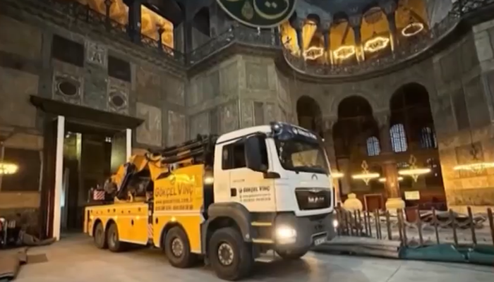 Φορτηγά μέσα στην Αγία Σοφία