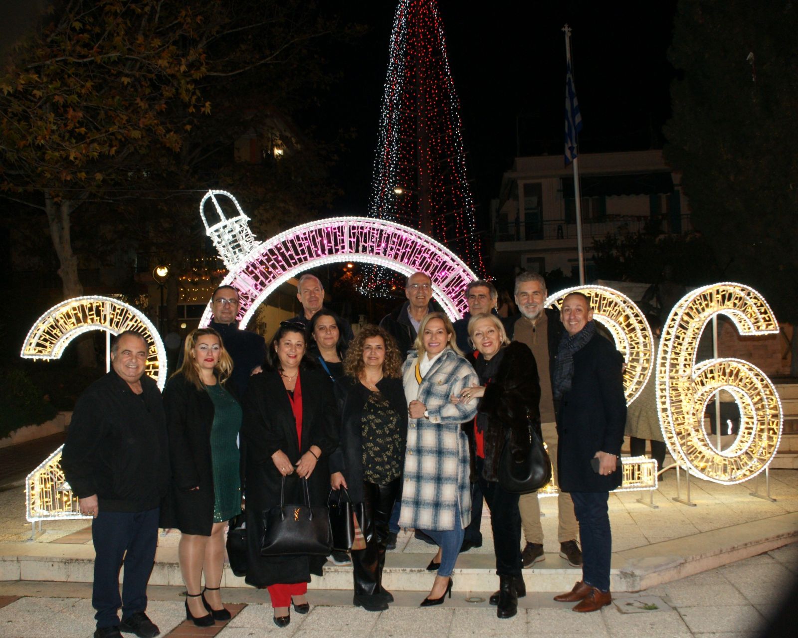 Μπήκε και επίσημα στην εορταστική περίοδο με το άναμμα του χριστουγεννιάτικου δέντρου