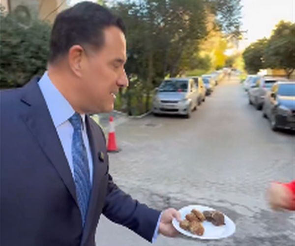 Άδωνις Γεωργιάδης μελομακάρονα