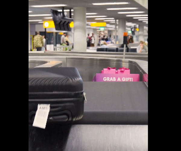 Δώρα σε επιβάτες σε αεροδρόμιο του Άμστερνταμ
