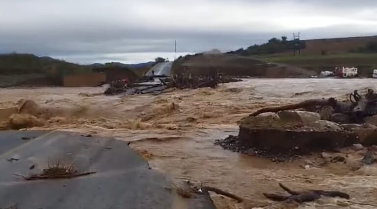 Υπερχείλιση ποταμού Ενιπέα