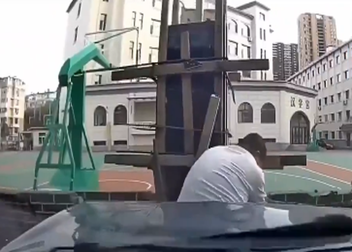 Αυτοκίνητο χτυπά ποδηλάτη 3 φορές στην Κίνα