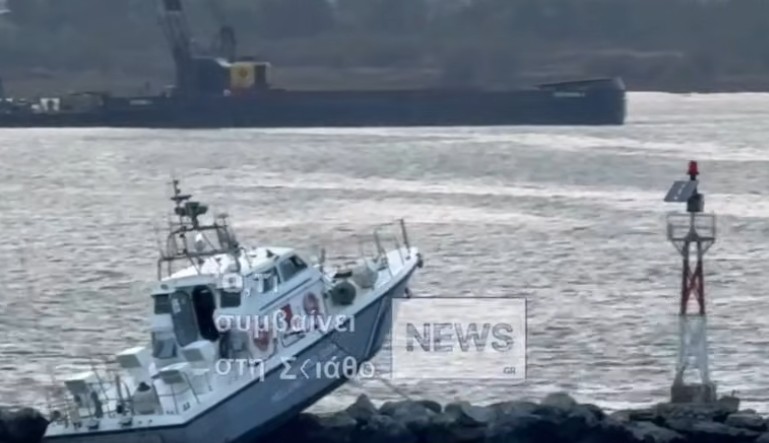 Σκάφος του Λιμενικού σε βράχια