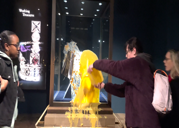 Ακτιβιστές πέταξαν μηλόπιτα και κρέμα σε βιτρίνα στον Πύργο του Λονδίνου