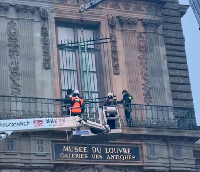Τοποθέτηση κάγκελα στο Λούβρο