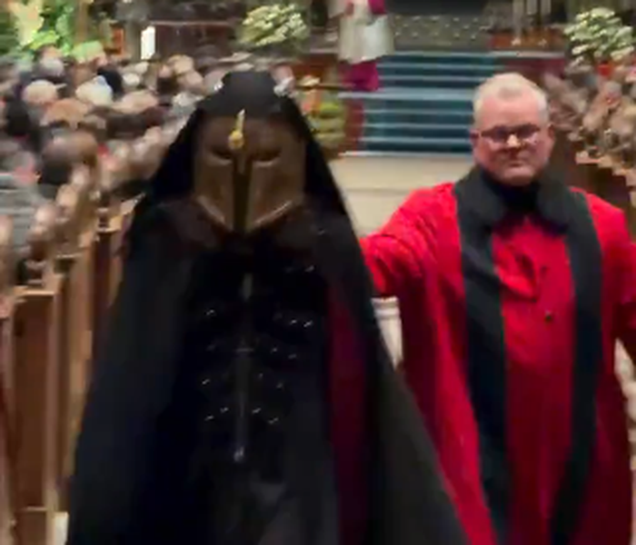 Μασκοφόρος μέσα σε εκκλησία