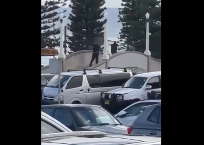 Επίθεση ενόπλων σε παραλία στο Σίδνεϊ της Αυστραλίας