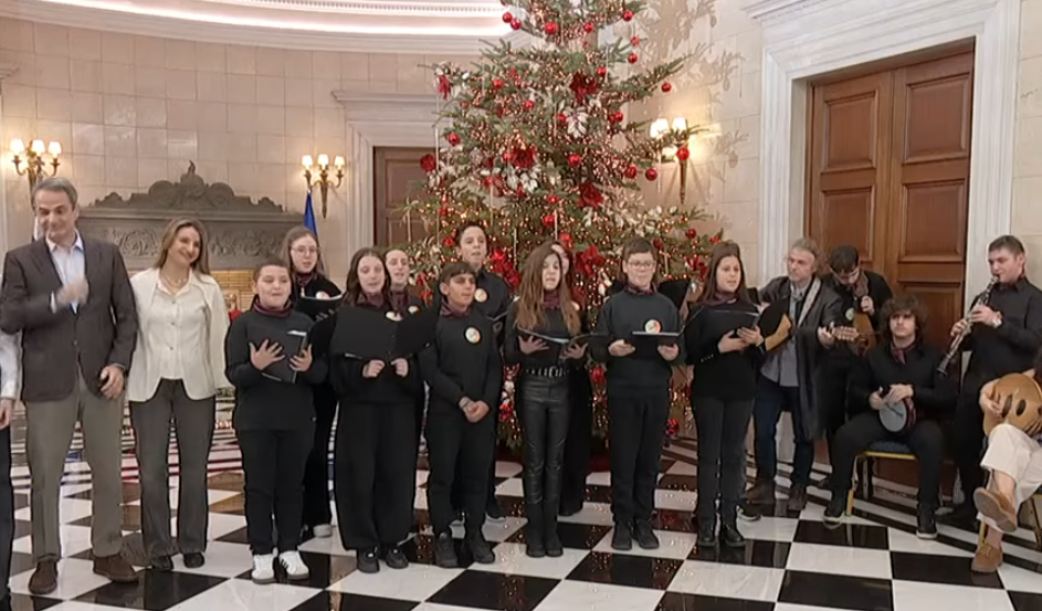 Χριστουγεννιάτικα κάλαντα στον Πρωθυπουργό