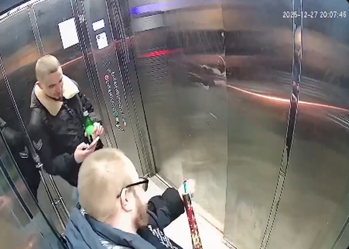 Νεαροί ανάβουν πυροτεχνήματα μέσα σε ασανσέρ