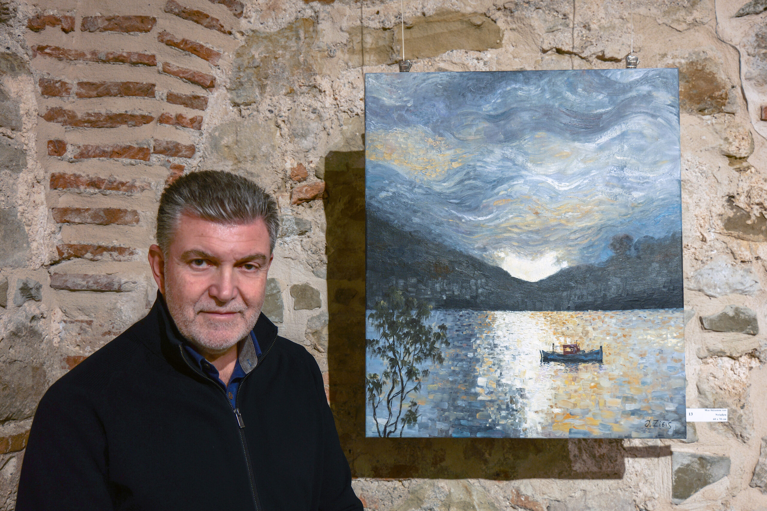 Ο Ζωγράφος Θανάσης Ζήσης στην έκθεσή του Μετά τα Φυσικά στα Τρίκαλα.