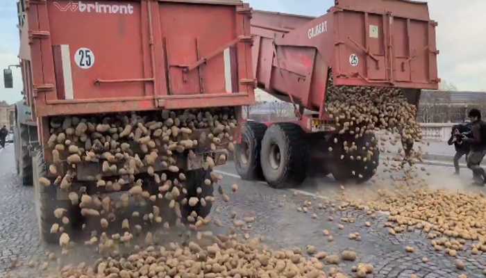 Γάλλοι αγρότες πετούν πατάτες στους δρόμους του Παρισιού