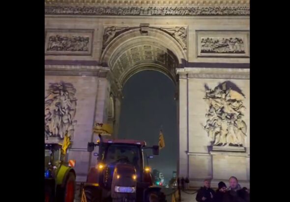 Παρίσι τρακτερ στην αψίδα του θριάμβου