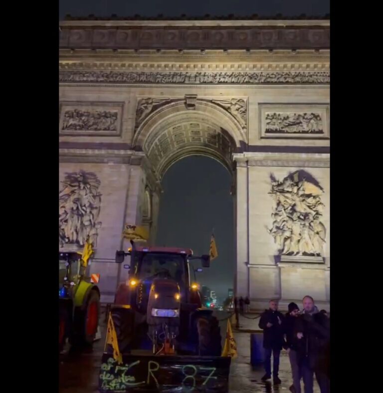 Παρίσι τρακτερ στην αψίδα του θριάμβου