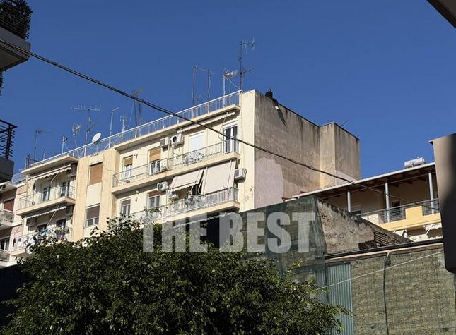 Γυναίκα απειλούσε να πέσει από ταράτσα