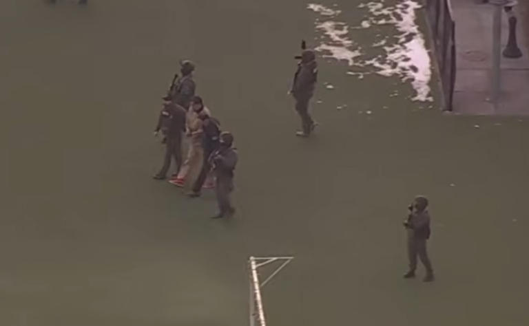 Ο Μαδούρο μεταφέρεται προς το δικαστήριο στη Νέα Υόρκη