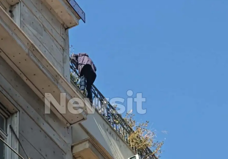 Άντρας απειλεί να πέσει στο κενό Ομόνοια Αθήνα