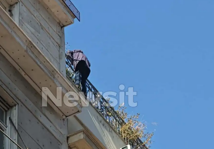 Άντρας απειλεί να πέσει στο κενό Ομόνοια Αθήνα